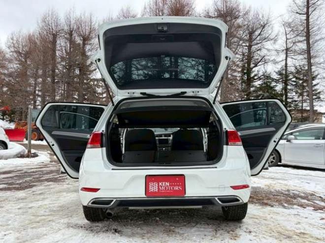 ゴルフTSI コンフォートライン　地デジナビ　バックカメラ　純正アルミホイール　パワステ　パワーウィンドウ　ABS　キーレスエントリー　ETC　クルーズコントロール　横滑り防止装置　エアコン　盗難防止装置　CD　アイドリングストップ 正規輸入車 2WD 1200