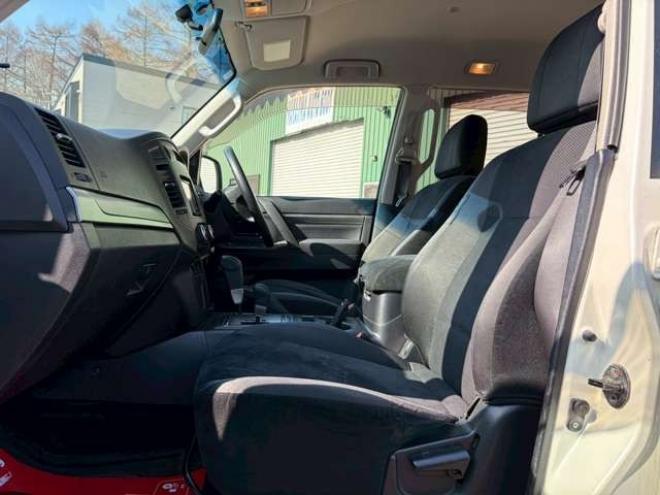 パジェロ3.0 ロング リミテッド エディション 4WD　ワンオーナー　社外ナビ　バックカメラ　純正アルミホイール　エアコン　エンジンスターター　ETC　記録簿　キーレスエントリー　パワステ　パワーウィンドウ　3列シート　エアコン　寒冷地仕様　盗難防止装置 3000