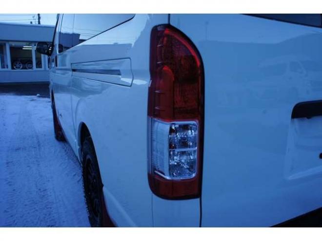 ハイエースバン2.8 DX ロング GLパッケージ ディーゼルターボ 4WD　Bカメラ　TRDフロントスポイラー　マッドフラップ　エセックス16インチアルミ　オープンカントリーRT　LEDヘッドライト　Wエアバッグ　AC100V　8人乗り構造変更済　寒冷地仕様　リアヒーター&エアコン 2800