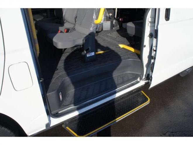 レジアスエース2.7 ウェルキャブ Bタイプ スーパーロング 4WD　ワンオーナー　純正メモリーナビTV　Bカメラ　車いす移動車　車いす2基固定装置付き　9人乗り　リア電動リフト　寒冷地仕様 福祉車両 2700