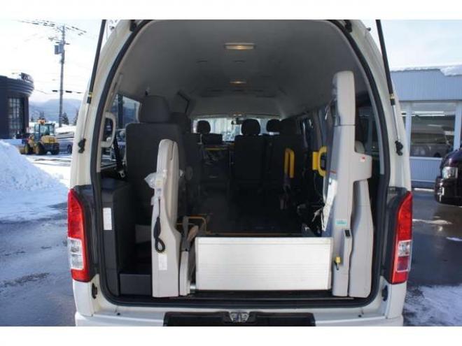 レジアスエース2.7 ウェルキャブ Bタイプ スーパーロング 4WD　ワンオーナー　純正メモリーナビTV　Bカメラ　車いす移動車　車いす2基固定装置付き　9人乗り　リア電動リフト　寒冷地仕様 福祉車両 2700