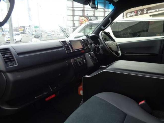 レジアスエース2.8 スーパーGL ダークプライムII ロングボディ ディーゼルターボ 4WD　415COBRA　S-6ボンネット&クリーンルック3Fリップ&ステージ2ルーフスポイラー&バッドラッカーSD-6　17インチAW　ヨコハマPARADA215/60R17　両側パワースライドドア　ETC　社外コンソールBOX　ベットキット 2800