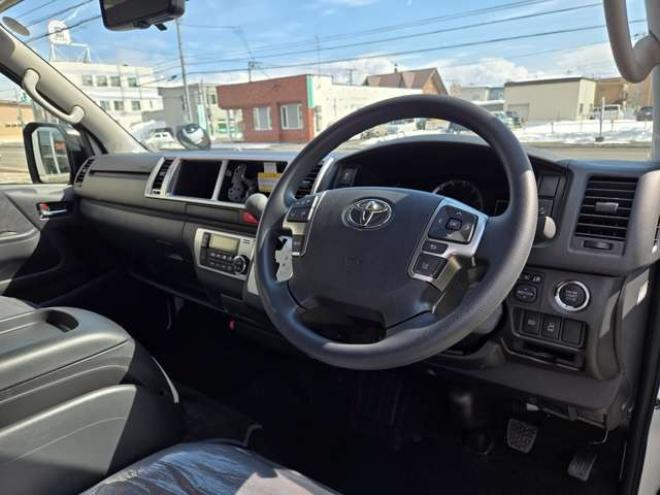 ハイエース2.7 グランドキャビン 4WD　寒冷地　10人乗り　スーパーロング　ワイドボディ　ハイルーフ　プッシュスタート　スマキー　パワスラ　リアヒーター&クーラー　ステアリングスイッチ　車線逸脱防止　衝突被害軽減　横滑り防止　電動格納ミラー 2700