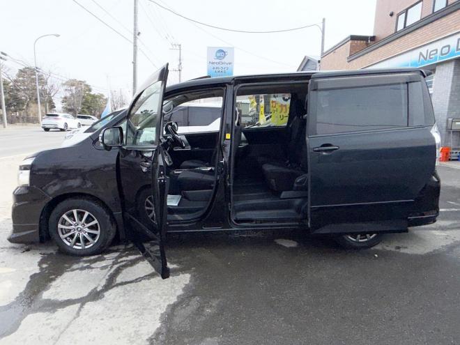 ヴォクシー2.0ZS 4WD　ローンが不安な方＜優遇ローン＞　本州仕入　モデリスタエアロ　ダブルサンルーフ　 4WD 2000 5Dr