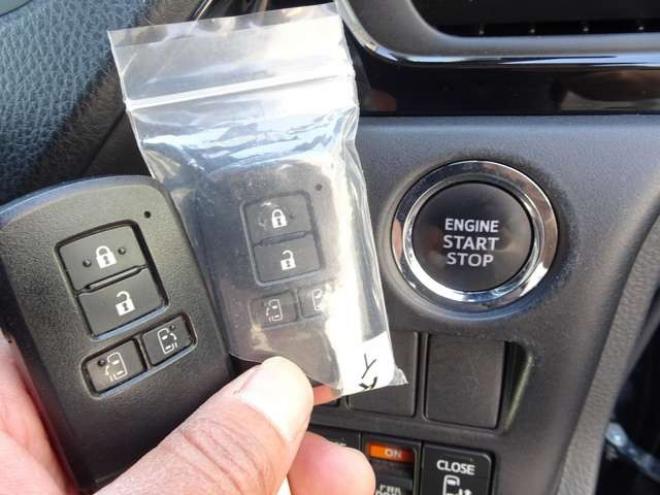 ヴォクシー2.0 ZS 煌III 4WD　本州車　保証1年/走行距離無制限　4WD　両側パワースライドドア　トヨタセーフティセンス　ALPINE製ナビ　地デジ　バックカメラ　Bluetooth接続　ハーフレザーシート　ビルトインETC　LEDヘッドライト　冬タイヤ付 2000