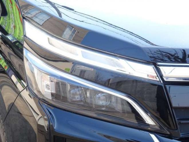 ヴォクシー2.0 ZS 煌III 4WD　本州車　保証1年/走行距離無制限　4WD　両側パワースライドドア　トヨタセーフティセンス　ALPINE製ナビ　地デジ　バックカメラ　Bluetooth接続　ハーフレザーシート　ビルトインETC　LEDヘッドライト　冬タイヤ付 2000