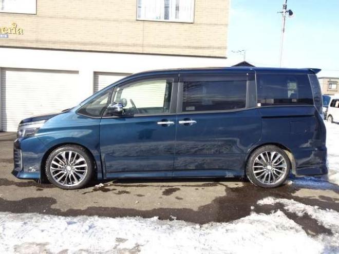 ヴォクシー2.0 ZS 煌II 4WD　本州車　保証付1年/走行距離無制限　4WD　ローダウン　両側パワースライドドア　純正9インチナビ　バックカメラ　ビルトインETC　社外18インチアルミホイール　アイドリングストップ　スマートキー　LEDヘッドライト 2000