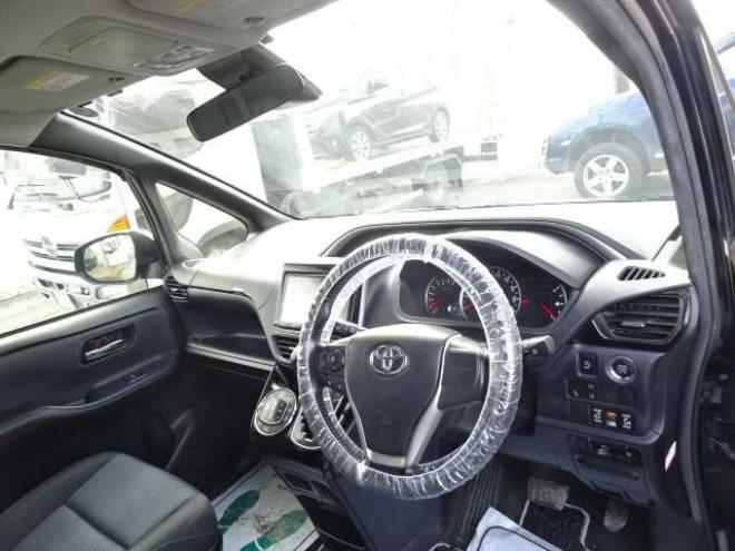 ヴォクシー2.0 ZS 煌II 4WD　本州車　保証付1年/走行距離無制限　4WD　ローダウン　両側パワースライドドア　純正9インチナビ　バックカメラ　ビルトインETC　社外18インチアルミホイール　アイドリングストップ　スマートキー　LEDヘッドライト 2000