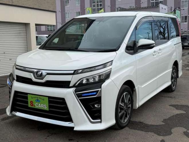 ヴォクシー2.0 ZS 4WD　本州車　保証1年/走行距離無制限　4WD　後期型　トヨタセーフティセンス　両側パワースライドドア　純正ナビ　地デジ　バックカメラ　8人乗り　社外テールレンズ　ビルトインETC　LEDヘッドライト 2000