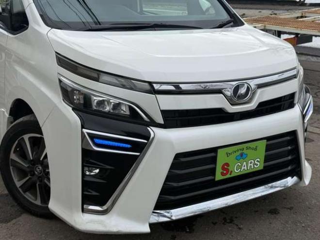 ヴォクシー2.0 ZS 4WD　本州車　保証1年/走行距離無制限　4WD　後期型　トヨタセーフティセンス　両側パワースライドドア　純正ナビ　地デジ　バックカメラ　8人乗り　社外テールレンズ　ビルトインETC　LEDヘッドライト 2000