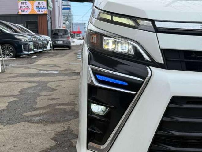 ヴォクシー2.0 ZS 4WD　本州車　保証1年/走行距離無制限　4WD　後期型　トヨタセーフティセンス　両側パワースライドドア　純正ナビ　地デジ　バックカメラ　8人乗り　社外テールレンズ　ビルトインETC　LEDヘッドライト 2000