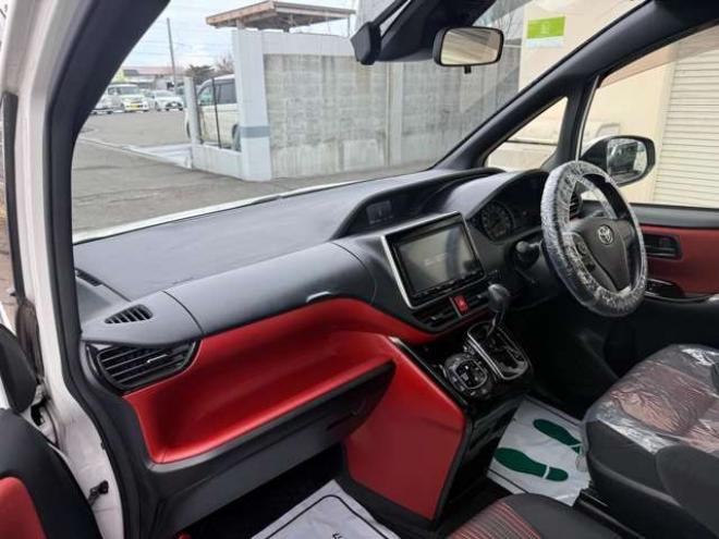 ヴォクシー2.0 ZS 4WD　本州車　保証1年/走行距離無制限　4WD　後期型　トヨタセーフティセンス　両側パワースライドドア　純正ナビ　地デジ　バックカメラ　8人乗り　社外テールレンズ　ビルトインETC　LEDヘッドライト 2000