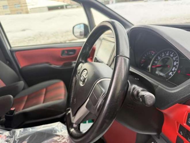 ヴォクシー2.0 ZS 4WD　本州車　保証1年/走行距離無制限　4WD　後期型　トヨタセーフティセンス　両側パワースライドドア　純正ナビ　地デジ　バックカメラ　8人乗り　社外テールレンズ　ビルトインETC　LEDヘッドライト 2000