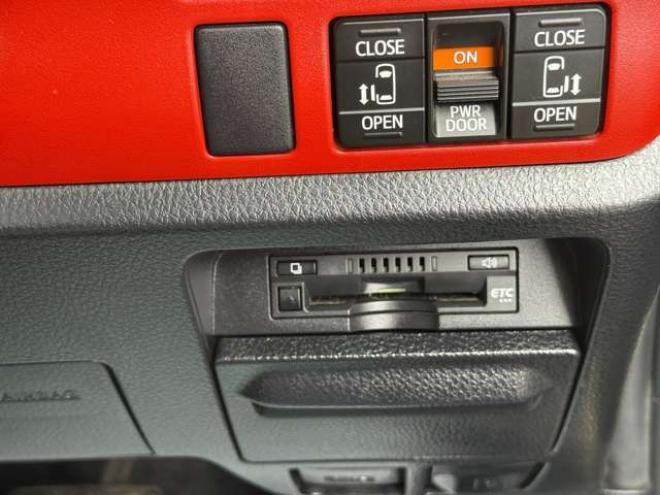 ヴォクシー2.0 ZS 4WD　本州車　保証1年/走行距離無制限　4WD　後期型　トヨタセーフティセンス　両側パワースライドドア　純正ナビ　地デジ　バックカメラ　8人乗り　社外テールレンズ　ビルトインETC　LEDヘッドライト 2000