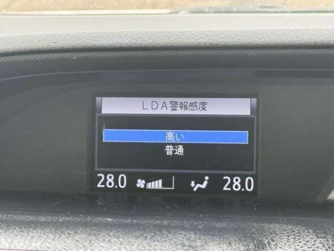 ヴォクシー2.0 ZS 4WD　本州車　保証1年/走行距離無制限　4WD　後期型　トヨタセーフティセンス　両側パワースライドドア　純正ナビ　地デジ　バックカメラ　8人乗り　社外テールレンズ　ビルトインETC　LEDヘッドライト 2000