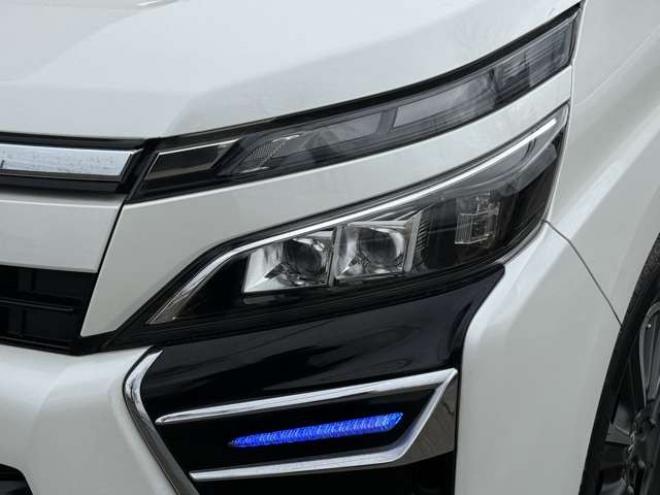 ヴォクシー2.0 ZS 4WD　本州車　保証1年/走行距離無制限　4WD　後期型　トヨタセーフティセンス　両側パワースライドドア　純正ナビ　地デジ　バックカメラ　8人乗り　社外テールレンズ　ビルトインETC　LEDヘッドライト 2000