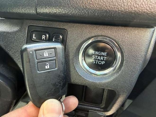 ハイエースバン3.0 スーパーGL ダークプライム ロングボディ ディーゼルターボ 4WD　本州車　4WD　3.0ディーゼルターボ　ダークプライム　新品タイミングベルト/ウォーターポンプ交換込　DELF&NASCARホワイトレタータイヤ　バックカメラ　本革巻黒木目ハンドル　メッキグリル　LEDヘッドライト ETC 3000