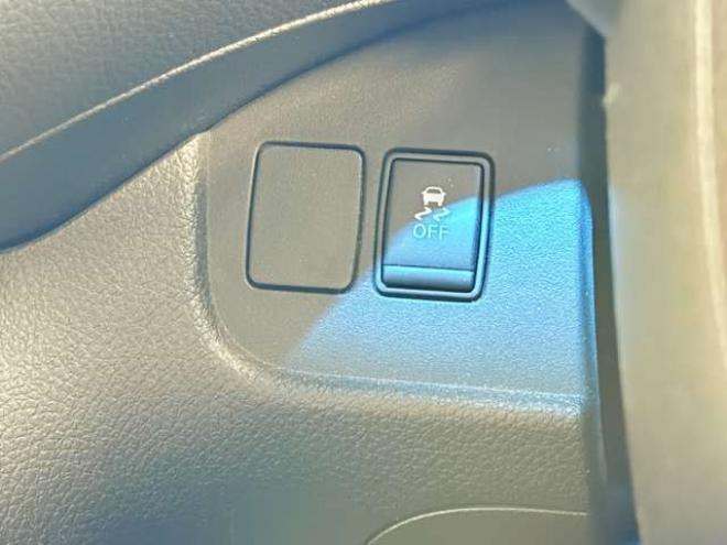 セレナ2.0 20S 4WD　防錆塗装4WDキーレスTVナビBカメ夏冬タイヤETC 2000