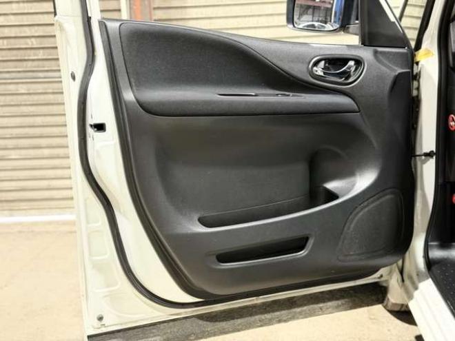 セレナ2.0 ハイウェイスター 4WD　防錆塗装4WD 2000