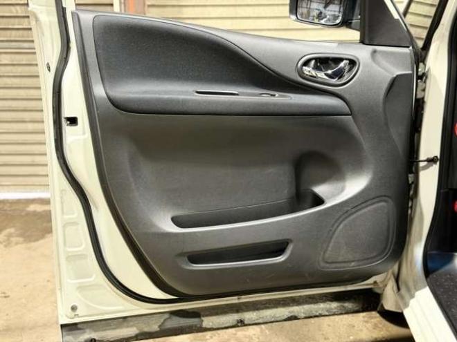 セレナ2.0 ハイウェイスター Vセレクション+Safety 4WD　防錆塗装4WDTVナビBカメエンスタ後席モニタ 2000