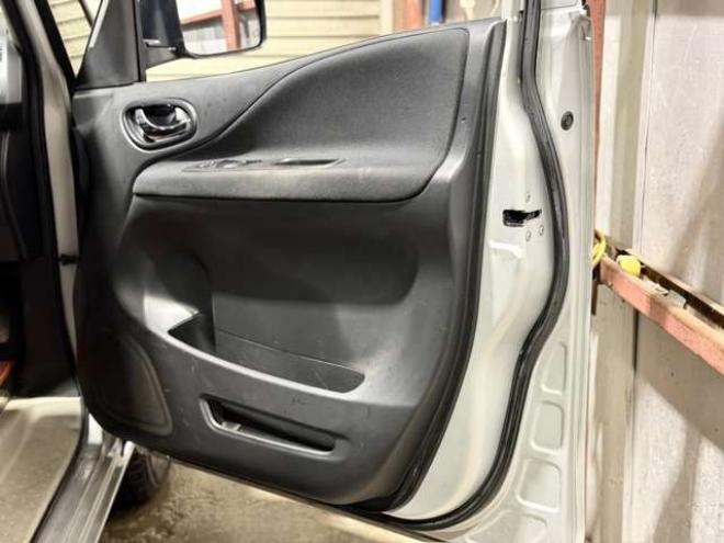 セレナ2.0 20S アンシャンテ 送迎タイプ オートステップ仕様 4WD　防錆塗装4WDスマキーCD 2000