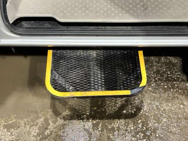 セレナ2.0 20S アンシャンテ 送迎タイプ オートステップ仕様 4WD　防錆塗装4WDスマキーCD 2000