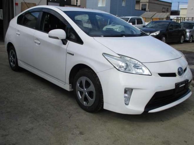 プリウス1.8 L　ナビ・バックカメラ・スマートキー 2WD 1800