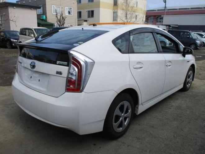 プリウス1.8 L　ナビ・バックカメラ・スマートキー 2WD 1800