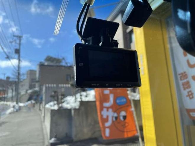 N-ONEプレミアム ツアラー Lパッケージ 4WD　1年走行距離無制限保証付/ナビ・フルセグTV/バックカメラ/国産前後ドライブレコーダー/ETC/純正アルミホイール15インチ夏タイヤ装着/アルミホイール付き冬タイヤ付き/2トーンカラー/車検整備2年付/法定整備/修復歴無 660