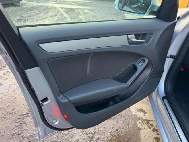 アウディA4 2.0 TFSI クワトロ 4WD　ワンオーナー車　ナビ　TV 正規輸入車 2000