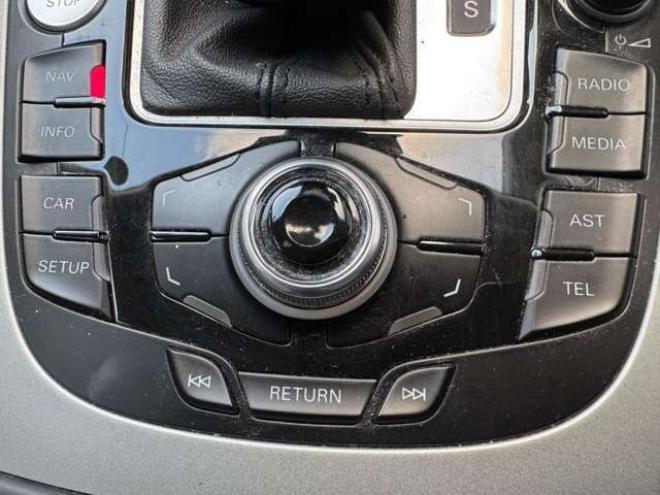 アウディA4 2.0 TFSI クワトロ 4WD　ワンオーナー車　ナビ　TV 正規輸入車 2000