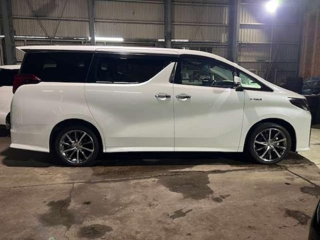 アルファードハイブリッド 2.5 SR Cパッケージ E-Four 4WD　3眼LED・純正ナビ・リアモニター・パワーバックドア・社外19AW・夏冬タイヤ付・1500W給電・ベンチレーターシート・アダプティブクルーズコントロール・ステアリングヒーター・検令和9年6月・本州仕入車両 2500