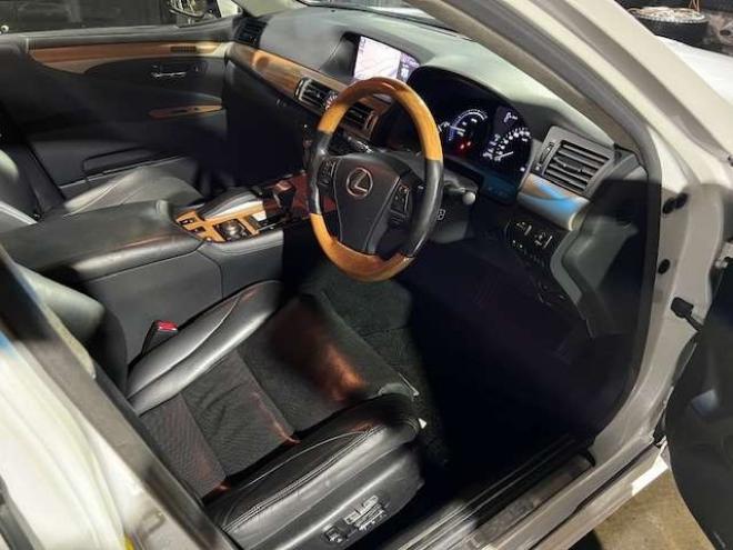 レクサスLSハイブリッド 600h バージョンC Iパッケージ 4WD　WALD&モデリスタエアロ・左右出しマフラー・20インチAW・エアサスコントローラー・ブラックレザー・パワートランク・純正HDDナビ・バックモニター・純正エンジンスターター・カードキー 5000