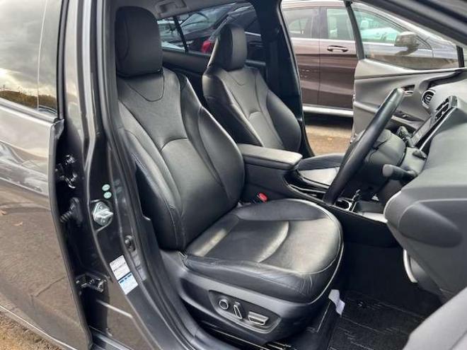 プリウス1.8 A プレミアム ツーリングセレクション E-Four 4WD　TRDスポイラー・18インチAW・純正8型ナビ・エンジンスターター・ドライブレコーダー・アダプティブクルーズコントロール・パワーシート・ETC・1500W給電・車検令和9年7月・寒冷地仕様車 1800