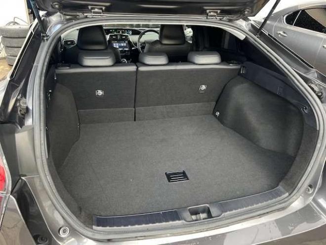 プリウス1.8 A プレミアム ツーリングセレクション E-Four 4WD　TRDスポイラー・18インチAW・純正8型ナビ・エンジンスターター・ドライブレコーダー・アダプティブクルーズコントロール・パワーシート・ETC・1500W給電・車検令和9年7月・寒冷地仕様車 1800