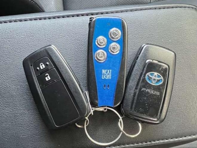 プリウス1.8 A プレミアム ツーリングセレクション E-Four 4WD　TRDスポイラー・18インチAW・純正8型ナビ・エンジンスターター・ドライブレコーダー・アダプティブクルーズコントロール・パワーシート・ETC・1500W給電・車検令和9年7月・寒冷地仕様車 1800