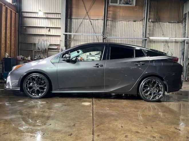 プリウス1.8 A プレミアム ツーリングセレクション E-Four 4WD　TRDスポイラー・18インチAW・純正8型ナビ・エンジンスターター・ドライブレコーダー・アダプティブクルーズコントロール・パワーシート・ETC・1500W給電・車検令和9年7月・寒冷地仕様車 1800