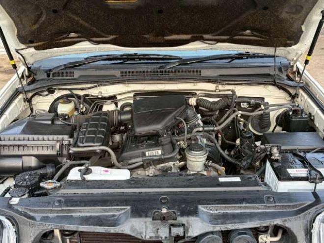 ハイラックスサーフ2.7 SSR-X リミテッド 4WD　TVナビ　パワステ　パワーウィンドウ　キーレスエントリー　LEDヘッドライト　フォグランプ　リフトアップ　アルミホイール　ルーフレール　寒冷地仕様　ABS　バックカメラ　盗難防止装置　エアコン 2700