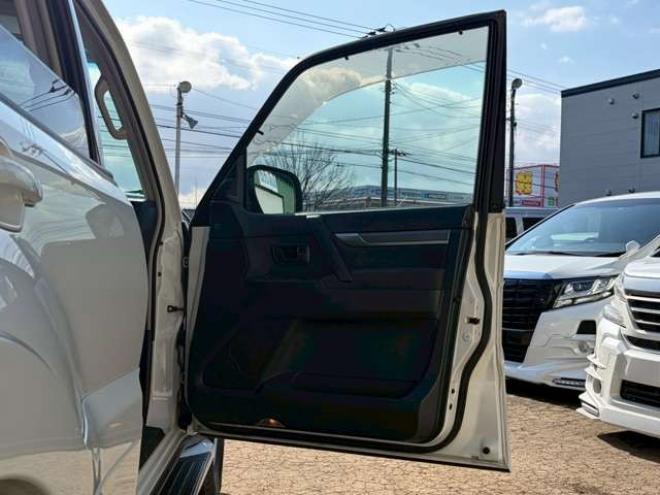 パジェロ3.0 ロング リミテッド エディション 4WD　ワンオーナー　社外ナビ　バックカメラ　純正アルミホイール　エアコン　エンジンスターター　ETC　記録簿　キーレスエントリー　パワステ　パワーウィンドウ　3列シート　エアコン　寒冷地仕様　盗難防止装置 3000