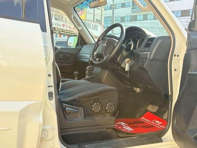 パジェロ3.0 ロング リミテッド エディション 4WD　ワンオーナー　社外ナビ　バックカメラ　純正アルミホイール　エアコン　エンジンスターター　ETC　記録簿　キーレスエントリー　パワステ　パワーウィンドウ　3列シート　エアコン　寒冷地仕様　盗難防止装置 3000