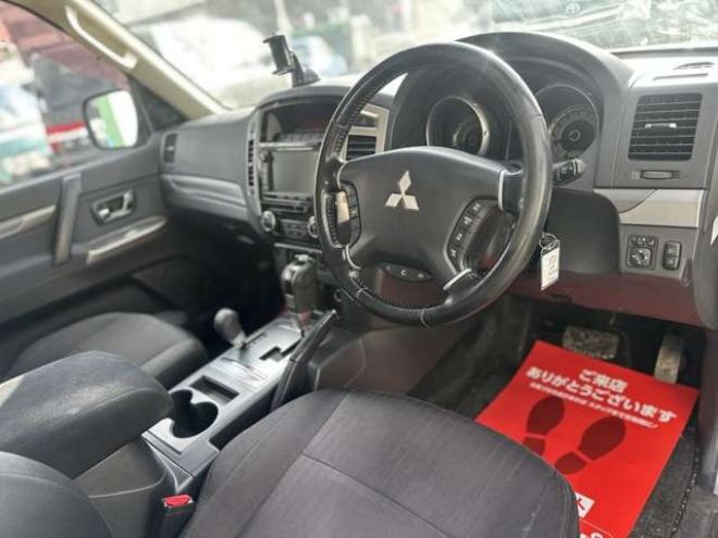 パジェロ3.2 ロング エクシード ディーゼルターボ 4WD　クルーズコントロール　パワステ　パワーウィンドウ　ABS　純正ナビ　バックカメラ　横滑り防止装置　盗難防止装置　純正アルミホイール 3200