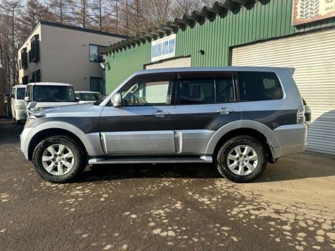 パジェロ3.2 ロング エクシード ディーゼルターボ 4WD　クルーズコントロール　パワステ　パワーウィンドウ　ABS　純正ナビ　バックカメラ　横滑り防止装置　盗難防止装置　純正アルミホイール 3200