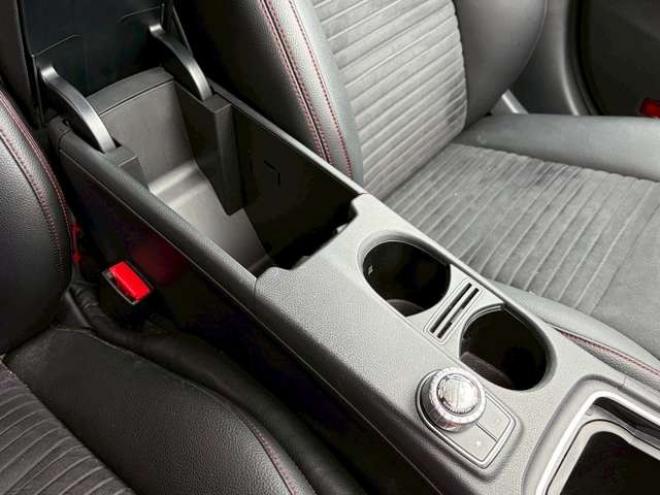 ベンツCLAクラス CLA250 4マチック 4WD　ナビ　バックカメラ　ETC　キーレスエントリー　シートヒーター　エアコン　クルーズコントロール　ABS　盗難防止装置　パワステ　パワーウィンドウ　横滑防止装置　パーキングアシスト　アイドリングストップ 正規輸入車 2000