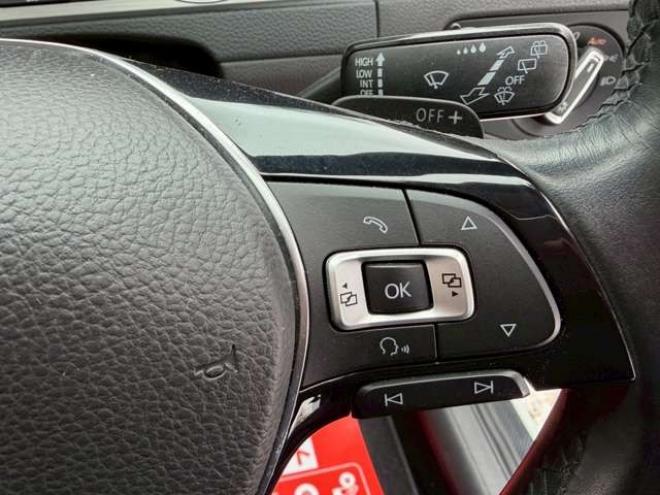 ゴルフTSI コンフォートライン　地デジナビ　バックカメラ　純正アルミホイール　パワステ　パワーウィンドウ　ABS　キーレスエントリー　ETC　クルーズコントロール　横滑り防止装置　エアコン　盗難防止装置　CD　アイドリングストップ 正規輸入車 2WD 1200