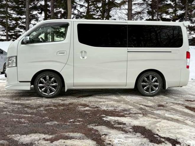 キャラバンNV350 2.5 プレミアムGX ロングボディ ディーゼルターボ 4WD　ベッドキット　カーテン　フロントスポイラー　グリルカバー　ルーフスポイラー　リアヒーター　社外ナビ　左側電動スライドドア　社外アルミホイール　ETC　バックカメラ　パワステ　パワーウィンドウ　キーレス 2500