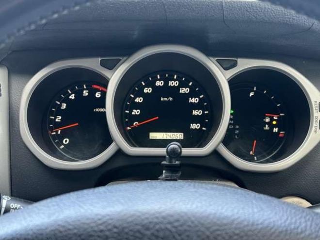 ハイラックスサーフ2.7 SSR-G 4WD　禁煙車　パワステ　パワーウィンドウ　ETC　社外ナビ　バックカメラ　キーレスエントリー　リフトアップ　エンジンスターター　寒冷地仕様　ABS　エアコン　盗難防止装置　社外アルミホイール 2700