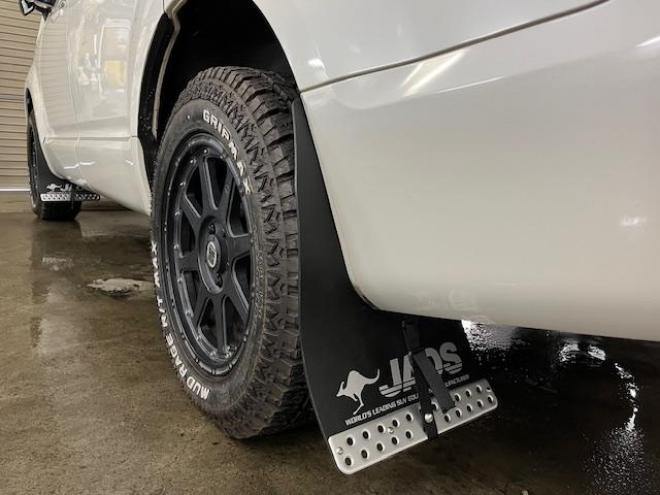 デリカＤ：５　Ｇパワーパッケージ　本州仕入　禁煙車　寒冷地仕様　エクストリーム１６ＡＷ＋ＧＲＩＰＭＡＸホワイトレター　新品ＪＡＯＳブラックマッドガード　純正１８ＡＷ＋スタッドレスタイヤ付　１２インチリアフリップダウンモニター　ＥＴＣ 4WD 2400 5Dr