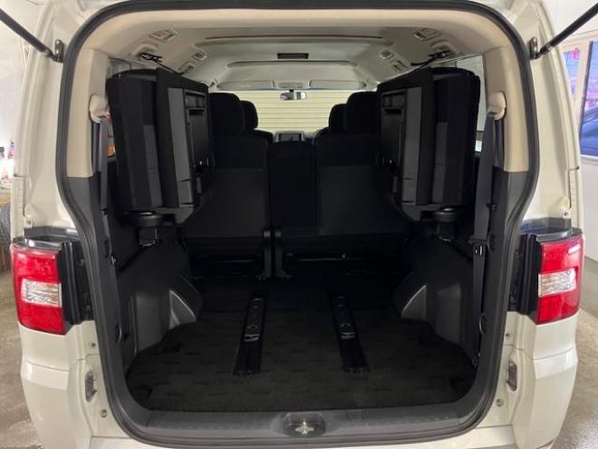 デリカＤ：５　Ｇパワーパッケージ　本州仕入　禁煙車　寒冷地仕様　エクストリーム１６ＡＷ＋ＧＲＩＰＭＡＸホワイトレター　新品ＪＡＯＳブラックマッドガード　純正１８ＡＷ＋スタッドレスタイヤ付　１２インチリアフリップダウンモニター　ＥＴＣ 4WD 2400 5Dr