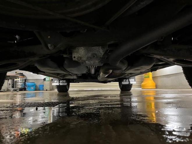 デリカＤ：５　Ｇパワーパッケージ　本州仕入　禁煙車　寒冷地仕様　エクストリーム１６ＡＷ＋ＧＲＩＰＭＡＸホワイトレター　新品ＪＡＯＳブラックマッドガード　純正１８ＡＷ＋スタッドレスタイヤ付　１２インチリアフリップダウンモニター　ＥＴＣ 4WD 2400 5Dr