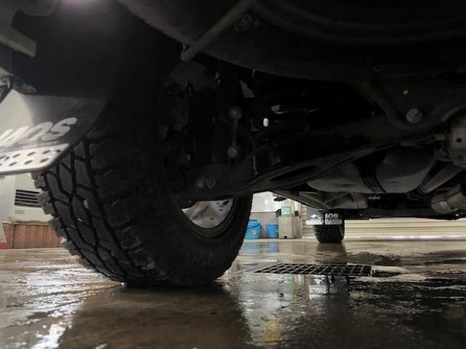 デリカＤ：５　Ｇパワーパッケージ　本州仕入　禁煙車　寒冷地仕様　エクストリーム１６ＡＷ＋ＧＲＩＰＭＡＸホワイトレター　新品ＪＡＯＳブラックマッドガード　純正１８ＡＷ＋スタッドレスタイヤ付　１２インチリアフリップダウンモニター　ＥＴＣ 4WD 2400 5Dr